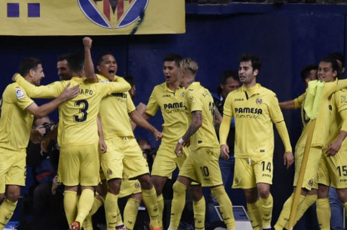 Para pemain Villareal merayakan gol Enes Unal saat laga Villareal Vs Real Madrid di  Estadio de la Ceramica, markas Villareal pada Minggu (18/3/2018) atau Senin dini hari WIB.