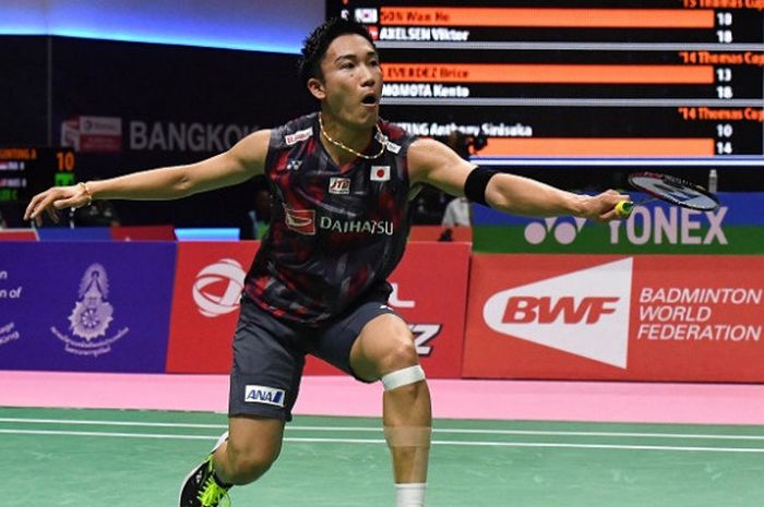 Pebulu tangkis tunggal putra Jepang, Kento Momota, mengembalikan kok ke arah Brice Leverdez (Prancis) pada laga perempat final Piala Thomas 2018 di Impact Arena, Bangkok, Thailand, Kamis (24/5/2018).