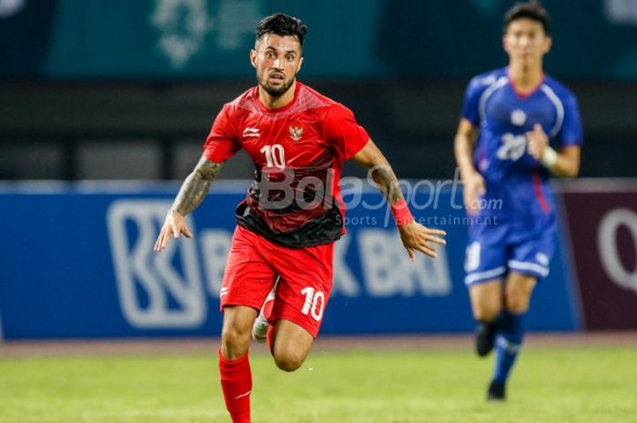 Gelandang tim nasional U-23 Indonesia, Stefano Lilipaly, dalam pertandingan Grup A cabang sepak bola Asian Games 2018 melawan Taiwan di Stadion Patriot, Minggu (12/8/2018). 