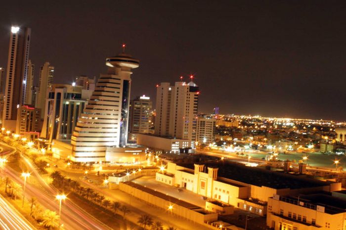 Awal pekan di Manama, ibu kota Bahrain, negeri yang akan menggelar balapan F1 di malam hari sejak 2014.