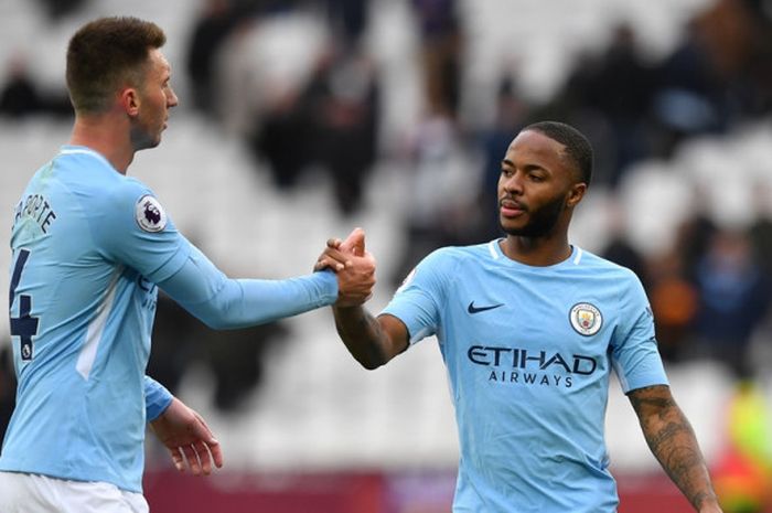 Bek Manchester City, Aymeric Laporte (kiri), bersalaman dengan Raheem Sterling seusai laga Liga Inggris kontra West Ham United di Stadion London, London pada 29 April 2018.