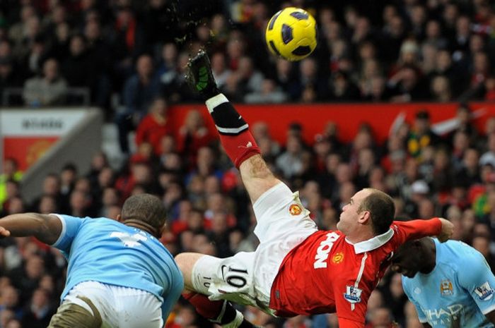 Wayne Rooney mencetak gol dengan tembakan salto saat memperkuat Manchester United melawan Manchester City, 12 Februari 2011 di Old Trafford, Manchester.