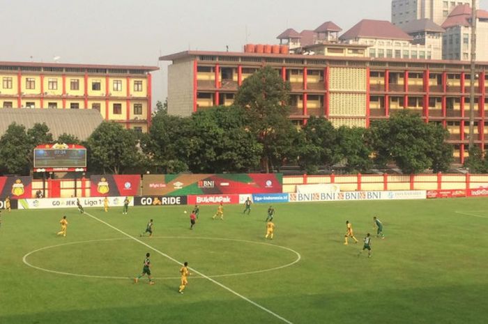 Suasana laga Liga 1 2018 antara Bhayangkara FC dan Persebaya Surabaya di Stadion PTIK, Jakarta Selatan, Rabu (11/7/2018) sore WIB.