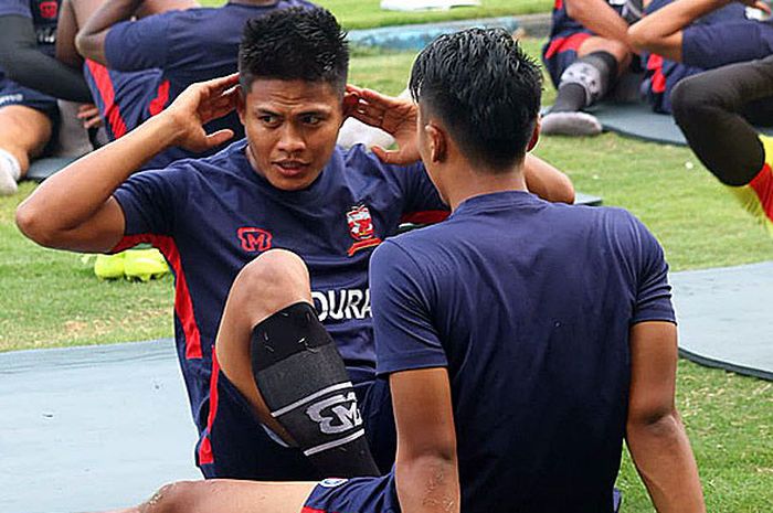  Kapten Madura United, Fachrudin Aryanto, melakukan pemanasan dalam latihan rutin di Stadion Gelora 