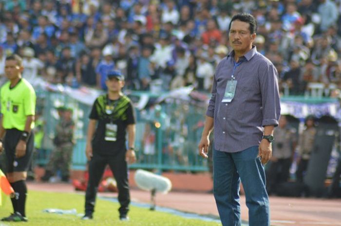 Pelatih PSCS Cilacap, Jaya Hartono saat memimpin pertandingan babak 64 besar Piala Indonesia 2018 melawan Persib Bandung di Stadion Wijayakusuma, Rabu (5/12/2018).
