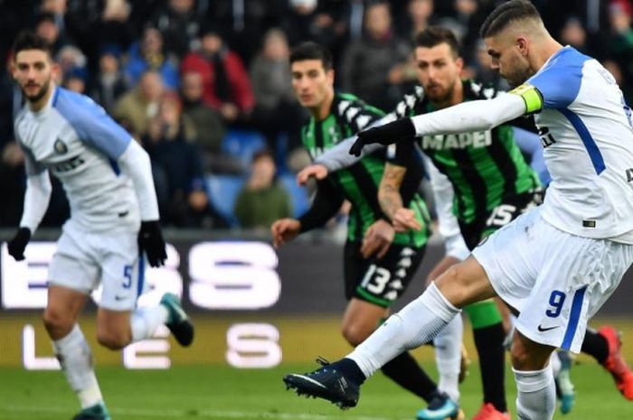 Striker Inter Milan, Mauro Icardi, gagal mencetak gol melalui titik penalti dalam partai Liga Italia melawan Sassuolo di Mapei Stadium, Sassuolo, 23 Desember 2017.