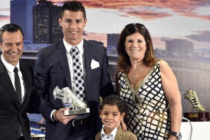 Ikon Real Madrid, Cristiano Ronaldo (tengah), berpose bersama agen, anak, dan ibunya dalam upacara yang merayakan keberhasilan dia menjadi pencetak gol terbanyak sepanjang masa Los Blancos di Santiago Bernabeu, Madrid, 2 Oktober 2015.