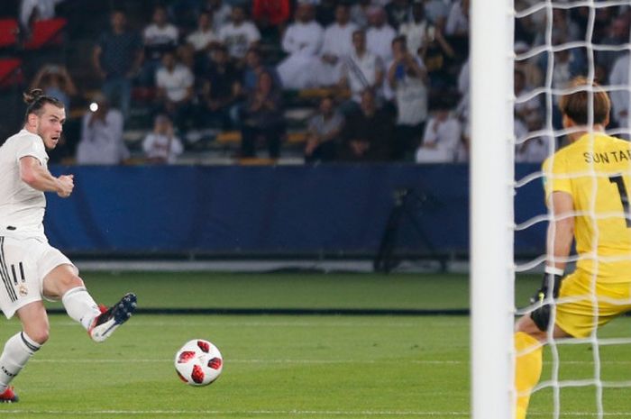 Penyerang Real Madrid, Gareth Bale, menendang bola, dalam laga semifinal Piala Dunia Antarklub 2018 