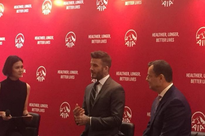   Legenda sepak bola Inggris, David Beckham (tengah), hadir dalam temu media sebagai Global Ambassador perusahaan asuransi AIA dalam kampanye What’s Your Why di Jakarta, Senin (26/3/2018) .  