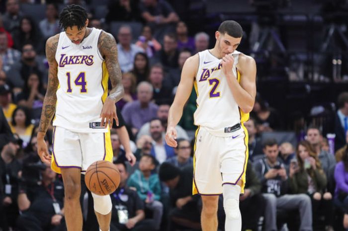 Brandon Ingram (kiri) dan Lonzo Ball (kanan) tertunduk lesu saat tengah membela Los Angeles Lakers pada lanjutan laga musim reguler NBA 2018-2019.