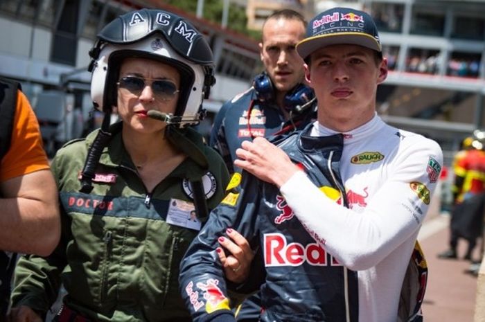 Pebalap Red Bull Racing asal Belanda, Max Verstappen (kanan), berjalan kembali ke pit setelah mengalami kecelakaan saat sesi kulaifikasi GP Monako di sirkuit jalan raya Monaco, Sabtu (28/5/2016).