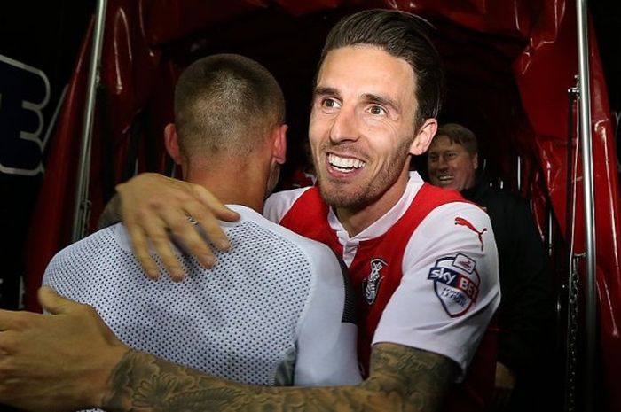 Matt Derbyshire merayakan kemenangan Rotherham bersama rekan setimnya atas Reading dalam laga Divisi Championship di The New York Stadium, Rotherham, 28 April 2015.