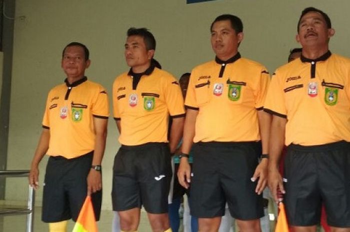  Heru Santoso (kedua dari kiri), bersiap memasuki lapangan Stadion Manahan, Solo, dalam pertandingan Persis Solo versus Persiba Bantul, Kamis (3/8/2017). 