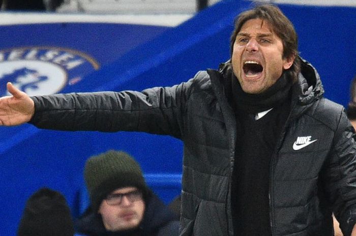 Pelatih Chelsea, Antonio Conte, memberikan instruksi pada laga Liga Inggris kontra Brighton and Hove Albion Stadion Stamford Bridge, London, Selasa (26/12/2017).