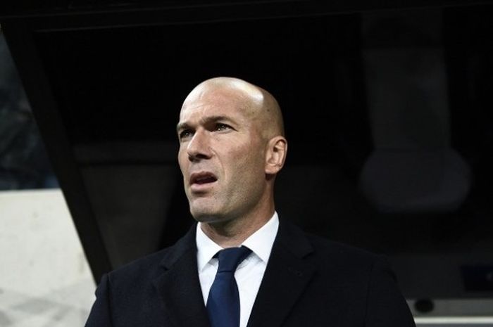 Pelatih Real Madrid, Zinedine Zidane, menyaksikan anak asuhnya bertanding melawan Legia Warsawa, di Pepsi Arena, Rabu (2/11/2016) waktu setempat.