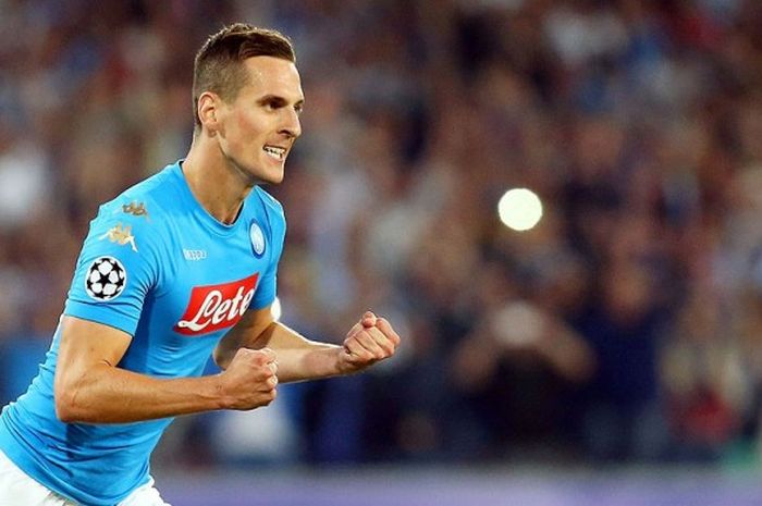 Striker Napoli, Arkadiusz Milik, melakukan selebrasi usai mencetak gol ketiga Napoli ke gawang Benfica dalam laga Liga Champions di Stadion San Paolo, Naples, pada 28 September 2016.