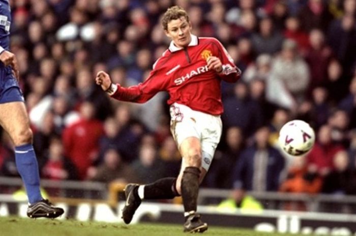 Ole Gunnar Solskjaer menembak bola dalam pertandingan Premier League versus Everton, 4 Desember 1999.