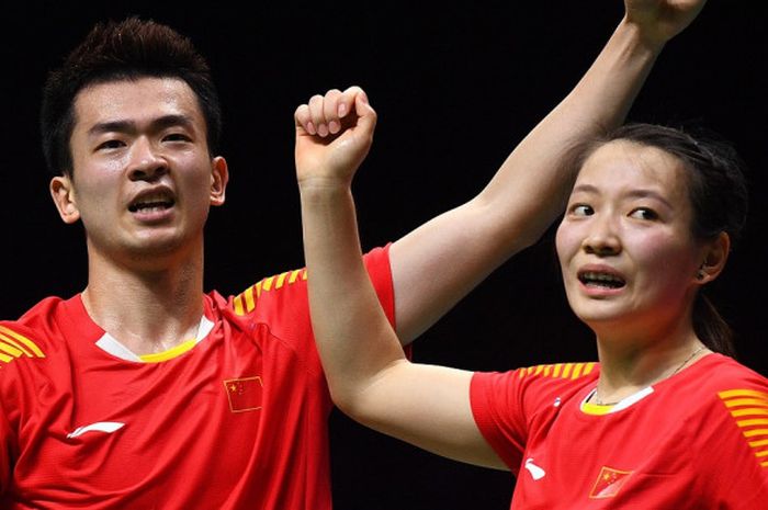 Pasangan ganda campuran China, Zheng Siwei/Huang Yaqiong, melakukan selebrasi setelah memastikan diri menjadi juara dunia 2018 di Nanjing Olympic Sports Centre, Nanjing, China, Minggu (5/8/2018).