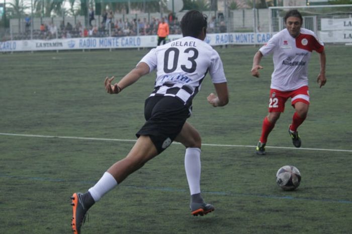 Pebalap Indonesia, Sean Gelael (kiri), sedang menggiring bola dalam pertandingan sepak bola ekshibisi antara Star Team MC dan F1 Drivers, di Stadion Lucien Rhien, Menton, Prancis, Selasa (22/5/2018).