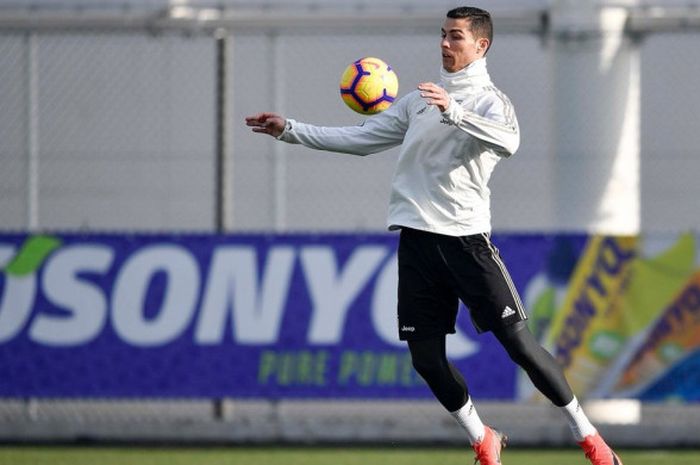 Megabintang Juventus, Cristiano Ronaldo, beraksi dalam sesi latihan.