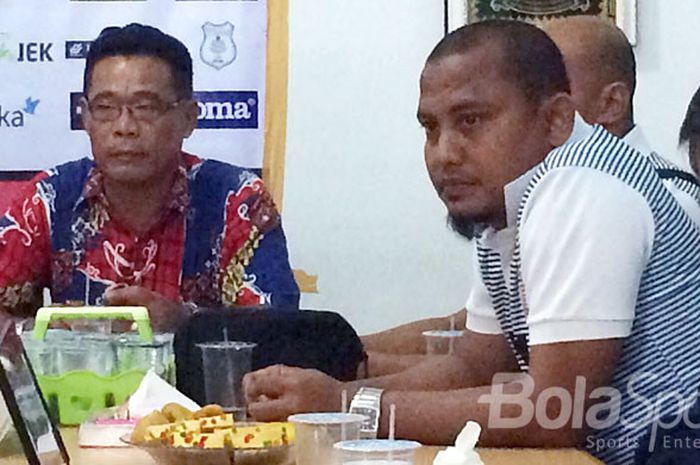 Pelatih Persiraja Banda Aceh, Akhyar Ilyas (kanan), mengaku rekrutan pemain baru asal Kota Medan berdasarkan kualitas.