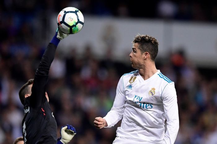 Kiper Athletic Bilbao, Kepa Arrizabalaga (kiri), berduel dengan megabintang Real Madrid, Cristiano Ronaldo, dalam laga Liga Spanyol di Stadion Santiago Bernabeu, Madrid pada 18 April 2018.