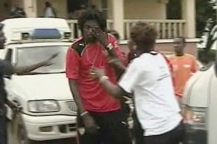 Striker timnas Togo, Emmanuel Adebayor, menangis usai bus tim yang ditumpanginya diserang dengan senjata api yang menelan korban.