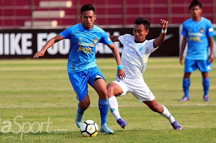 Gelandang PSIM Yogyakarta, Raymond Tauntu, berupaya lepas dari hadangan hapemain PSBS Biak dalam laga pekan ke-14 Liga 2 2018 di Stadion Sultan Agung (SSA), Kabupaten Bantul, Rabu (6/9/2018).