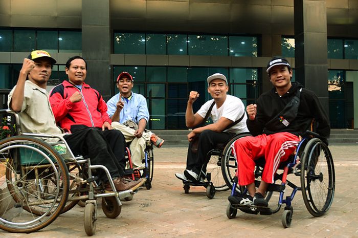 Volunteer Koordinator Transportasi, Dhivo Shadan dan rekan-rekannya dalam acara Simulasi Transportasi Persiapan Penyelenggaraan Indonesia 2018 Asian Para Games di Aquatic GBK, Jakarta, Selasa (25/9/2018).