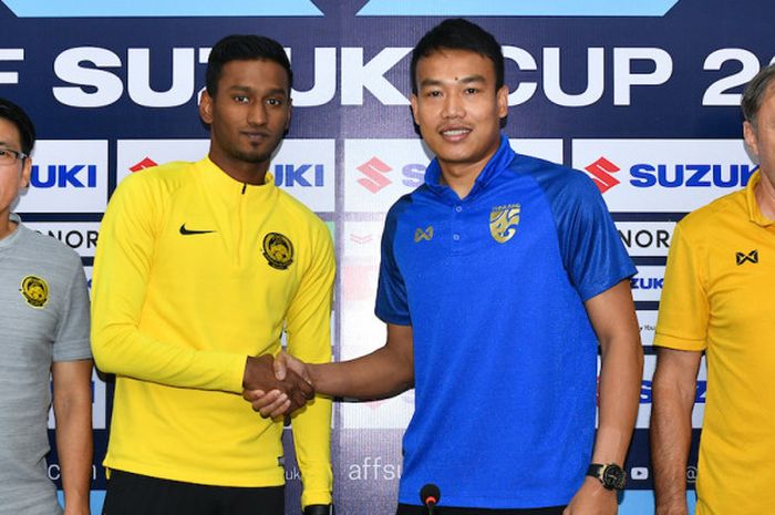 Kiper timnas Thailand, Chatchai Budprom (dua dari kanan) saat jumpa pers jelang laga mereka kontra Malaysia pada semifinal kedua Piala AFF 2018 di Bangkok, 4 Desember 2018. 