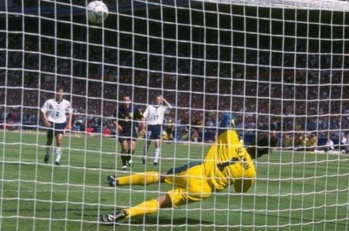 David Seaman menghalau eksekusi penalti Gary McAllister dalam pertandingan fase grup Piala Eropa ant