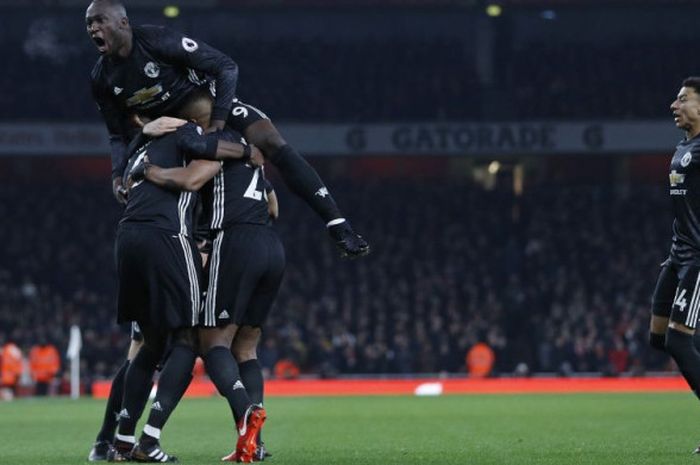 Para pemain Manchester United merayakan gol Antonio Valencia ke gawang Arsenal pada laga Liga Inggris di Stadion Emirates, London, Sabtu (2/12/2017).