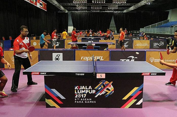 Atlet tenis meja Indonesia (kiri) menjalani kualifikasi ASEAN Para Games di Mitec, Kuala Lumpur, Jumat (15/9/2017).