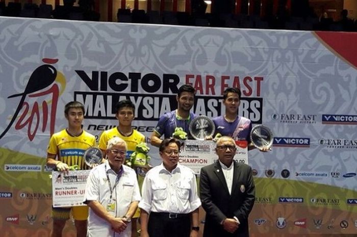 Pasangan ganda putra Indonesia, Berry Angriawan/Hardianto (jersey ungu) berpose di podium juara Malaysia Masters. Berry/Hardianto menang dengan 21-19, 21-12 atas Goh Sze Fei/Nur Izzudin (Malaysia) pada laga final yang digelar di Sibu Indoor Stadium, Minggu (22/1/2017).