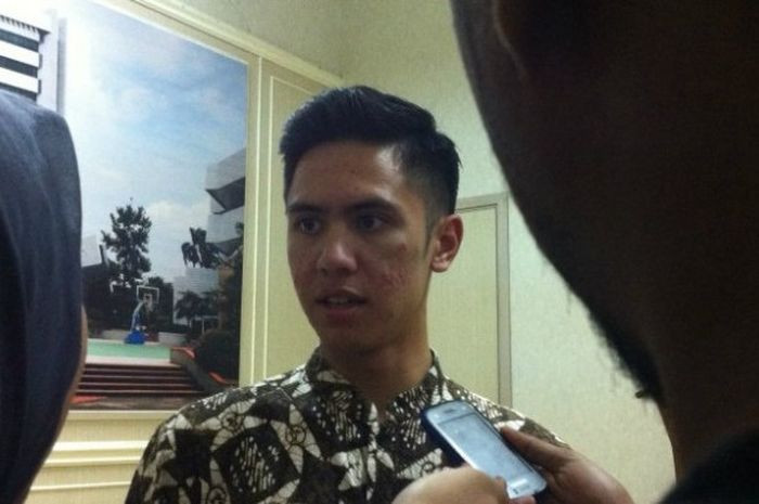 Pebalap muda Indonesia, Ali Adrian, saat datang ke kantor Kemenpora di Jakarta Selatan, Senin (23/1/2017)