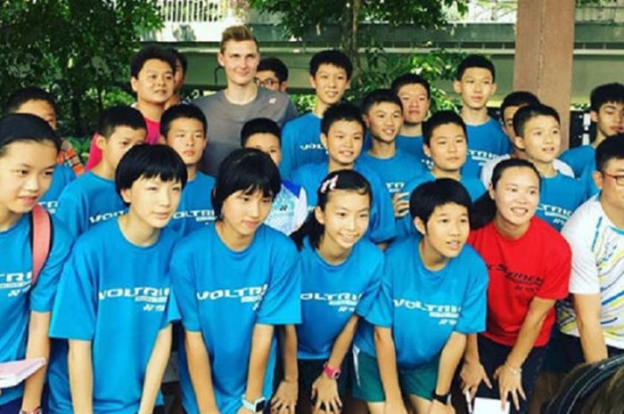 Pebulu tangkis tunggal putra Denmark, Viktor Axelesen, berpose dengan sejumlah pelajar di Guangzhou, China, Selasa (26/9/2017).