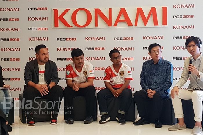 Deputy Division Director of Promotion Planning Division Konami Digital Entertainment Co., Ltd, Takayuki Kurumada, berbicara dalam acara diskusi media soal keberadaan PES 2018 pada Asian Games di Jakarta, Jumat (24/8/2018).
