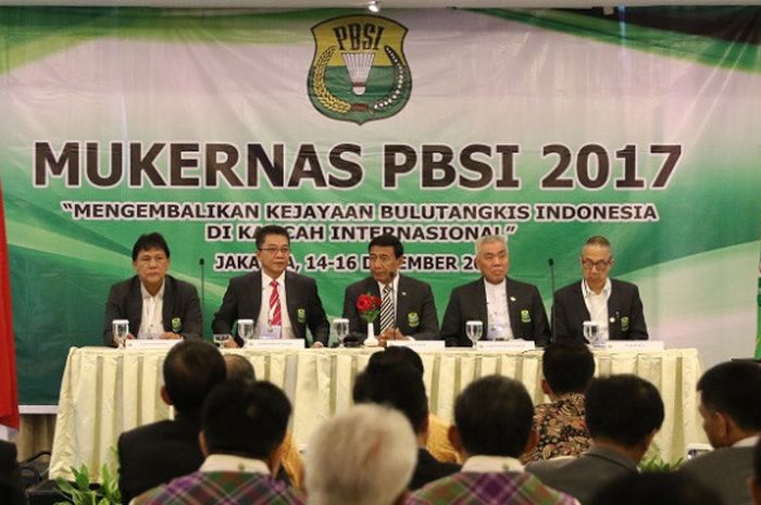 Ketua Umum PP PBSI Wiranto (tengah) dalam acara Mukernas PBSI 2017 di Hotel Atlet Century, Senayan, Jakarta, Jumat (15/12/2017).