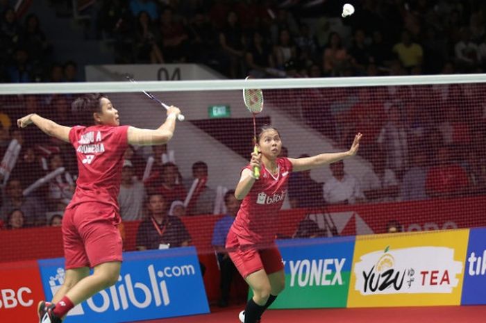 Pasangan ganda putri Indonesia, Greysia Polii/Apriyani Rahayu mengembalikan kok ke arah Lee So-hee/Shin Seung-chan (Korea Selatab) pada babak semifinal Indonesia Masters yang berlangsung di Istora Senayan, Jakarta, Sabtu (27/1/2018).