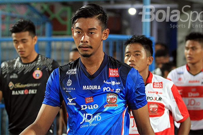 Penjaga gawang Madura United, Satri Tama, berjalan memasuki lapangan menjelang laga melawan Persija Jakarta pada ajang Suramadu Super Cup 2018 di Stadion Gelora Bangkalan, Jawa Timur, Senin (08/01/2018) malam.