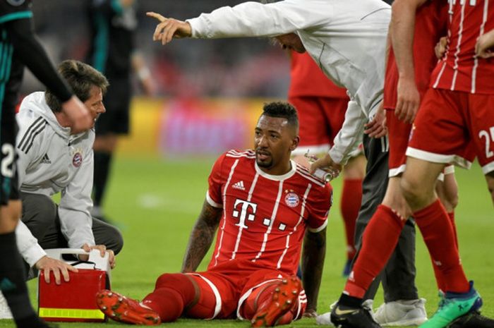 Bek tangguh Bayern Muenchen, Jerome Boateng, mendapat perawatan medis karena mengalami cedera pada laga  leg pertama semifinal Liga Champions melawan Real Madrid di Allianz Arena, Rabu (25/4/2018) waktu setempat.