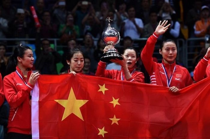   Tim Uber China, memegang bendera di podium sebagai juara Piala Uber 2016 setelah menang 3-1 atas Korea Selatan pada final yang berlangsung di Kunshan Sport Center, Sabtu (21/5/2016).  