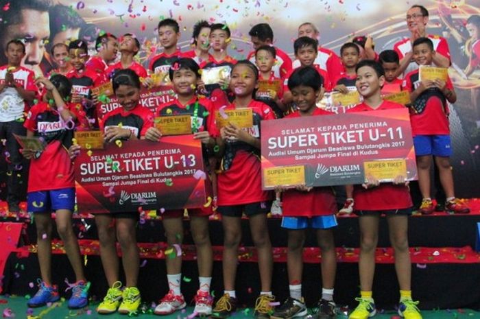 Para pemenang Super Tiket babak Grand Final di Kudus pada Audisi Umum Djarum Bea Siswa Bulu Tangkis di GOR Angkasa Pekanbaru, Senin (28/3/2017).