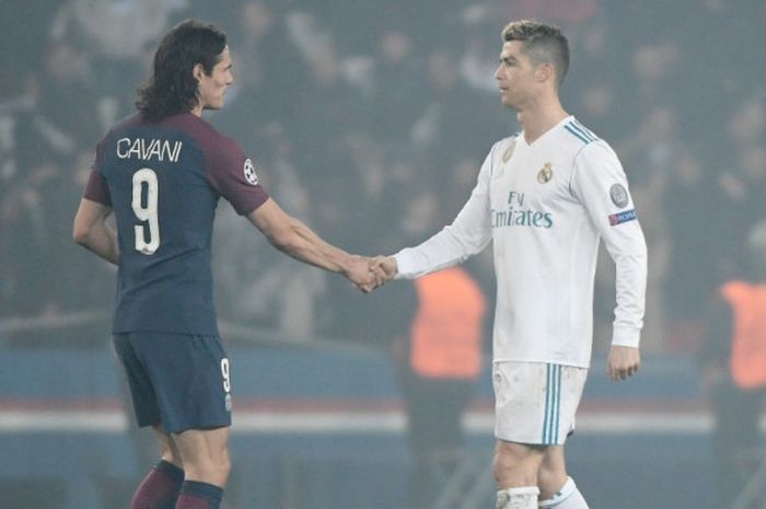 Megabintang Real Madrid, Cristiano Ronaldo (kanan), bersalaman dengan striker Paris Saint-Germain, Edinson Cavani, seusai laga leg kedua babak 16 besar Liga Champions di Stadion Parc des Princes, Paris, Prancis, pada 6 Maret 2018.