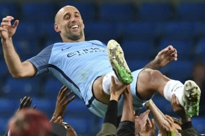 Pemain Manchester City, Pablo Zabaleta, diangkat ke udara setelah klub tersebut menang atas West Bromwich Albion pada lanjutan Liga Inggris di Stadion Etihad, Manchester, Selasa (16/5/2017). 