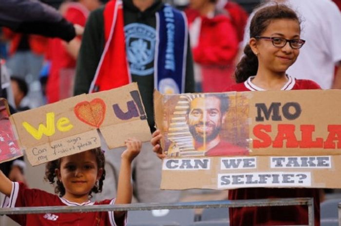 Dua orang anak membentangkan gambar Mohamed Salah jelang laga Liverpool vs Manchester City pada ICC 2018 di Stadion MetLife Stadium, 25 Juli 2018. 
