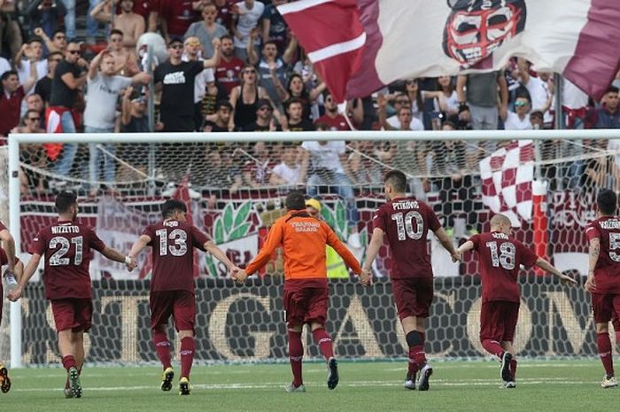 Para pemain Trapani Calcio merayakan hasil pertandingan Serie B lawan Cesena, 23 April 2016. 