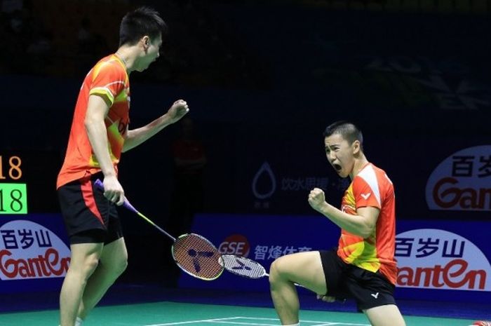 Pasangan ganda putra Indonesia, Marcus Fernaldi Gideon (kanan)/Kevin Sanjaya Sukamuljo, bereaksi setelah meraih poin saat menghadapi pasangan China, Chai Biao/Hong Wei, pada babak semifinal China Terbuka di Fuzhou, Sabtu (19/11/2016).