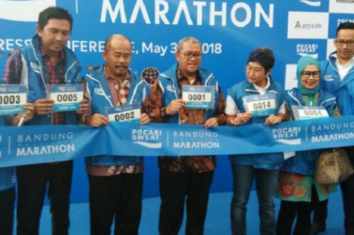 Gubernur Jawa Barat Ahmad Heryawan saat berfoto bersama para pendukung kegiatan Pocari Sweat Bandung West Java Marathon 2018 di Aula Barat Gedung Sate, Jalan Diponegoro, Kamis (31/5/2018).