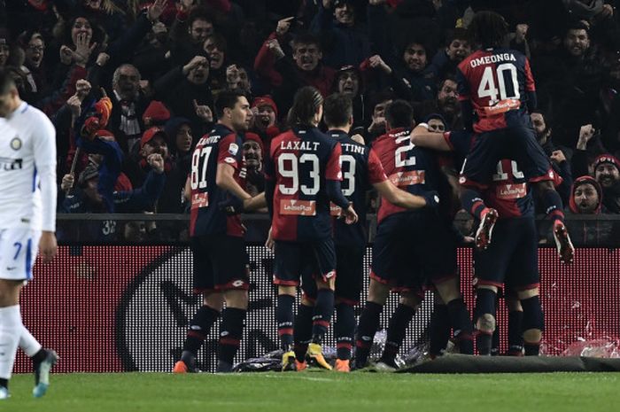 Pemain-pemain Genoa merayakan gol saat menang 2-0 atas Inter Milan pada pekan ke-25 Liga Italia, Sabtu (17/2/2018) di Stadion Luigi Ferraris, Genoa.